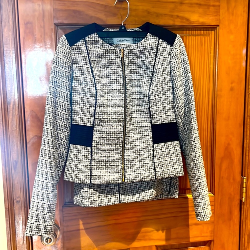 Calvin Klein suit sz 4P!